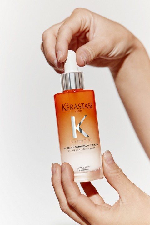 KER NUTRITIVE 2023 NUTRI SUPPLEMENT SCALP SERUM PRODUCT IN HANDS 03474637155209