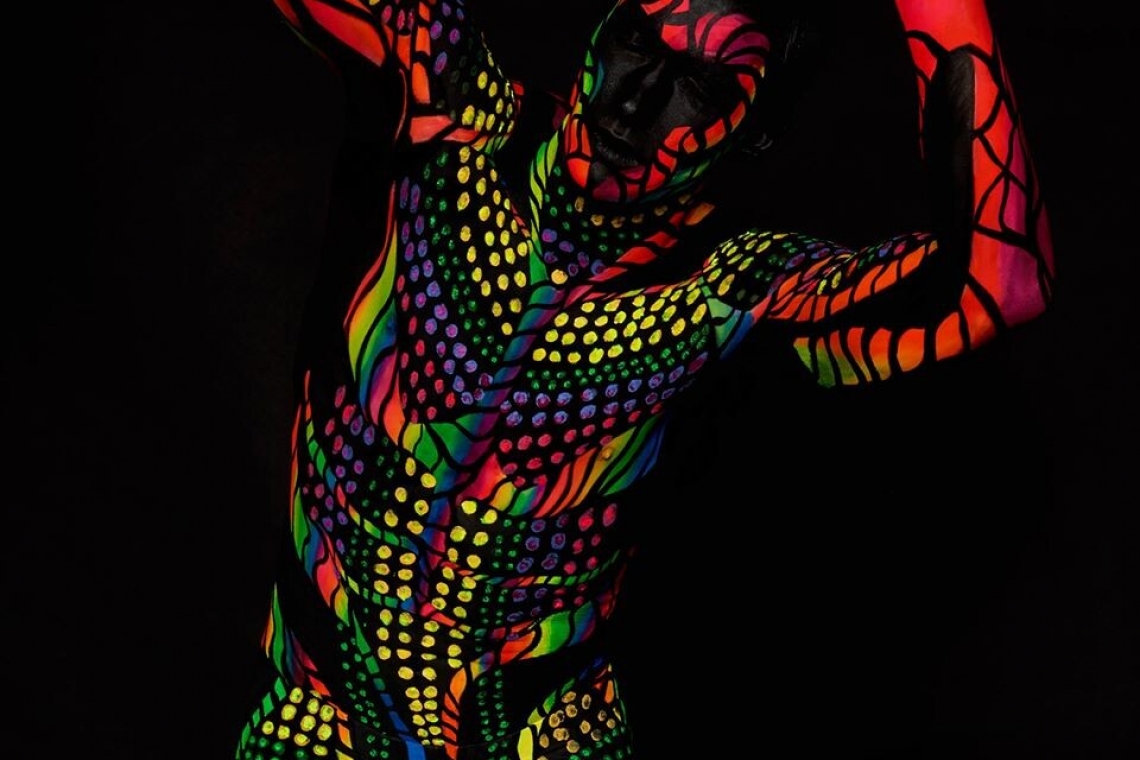 Τί είναι τα εφέ UV, γνωστά και ως &quot;Black Light Theater&quot;;
