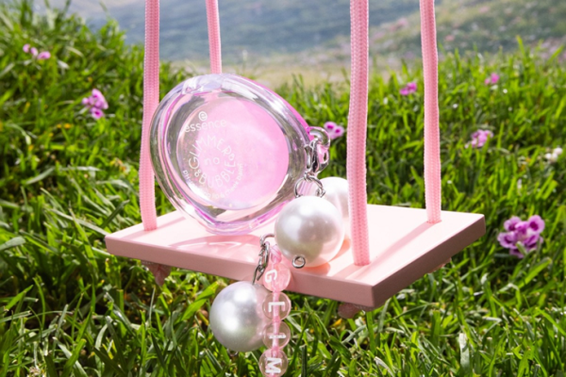 Essence «Glimmer in a Bubble», η νέα Trend Edition με glass skin και glowy αποτελέσματα