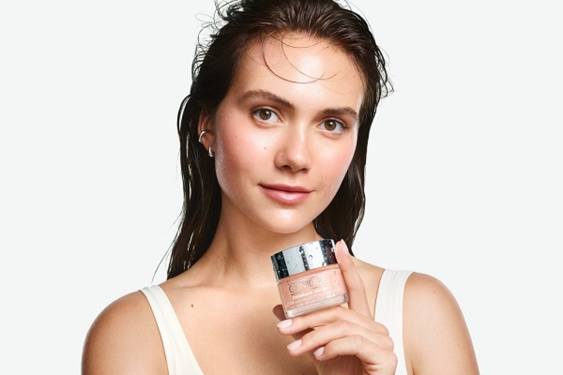Η Clinique παρουσιάζει την καμπάνια «Feels Like Moisture Surge» με την Emilia Jones