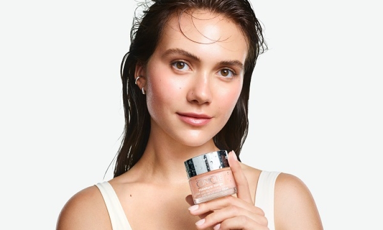 Η Clinique παρουσιάζει την καμπάνια «Feels Like Moisture Surge» με την Emilia Jones