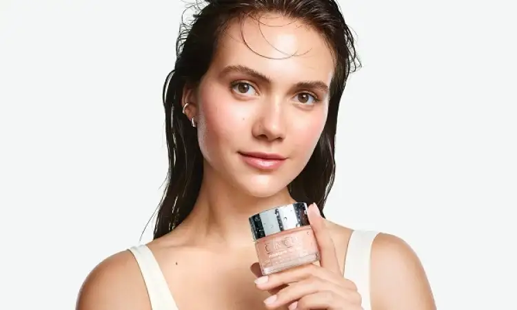 Η Clinique παρουσιάζει την καμπάνια «Feels Like Moisture Surge» με την Emilia Jones